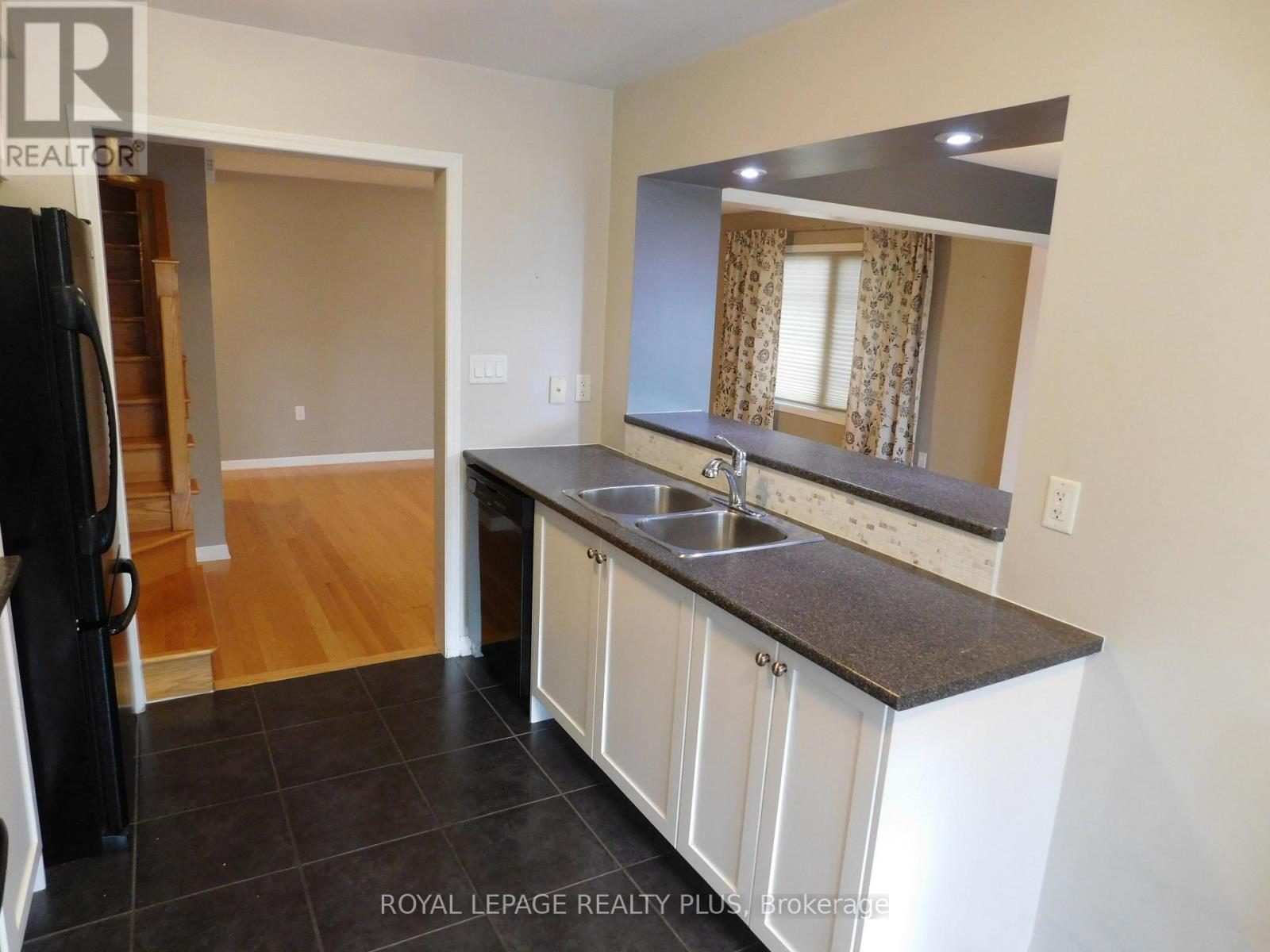 575 Speyer Circle, Milton, ON - Indoor Photo Showing Kitchen With Double Sink