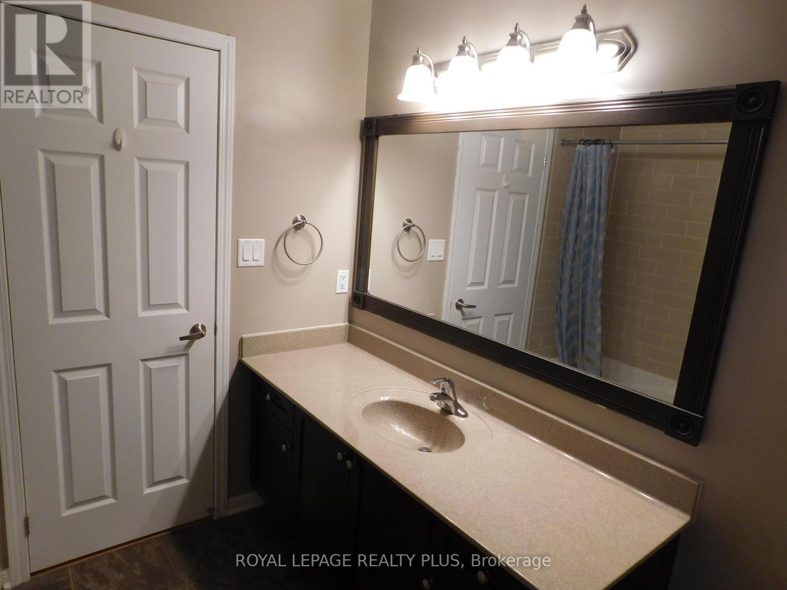 575 Speyer Circle, Milton, ON - Indoor Photo Showing Bathroom