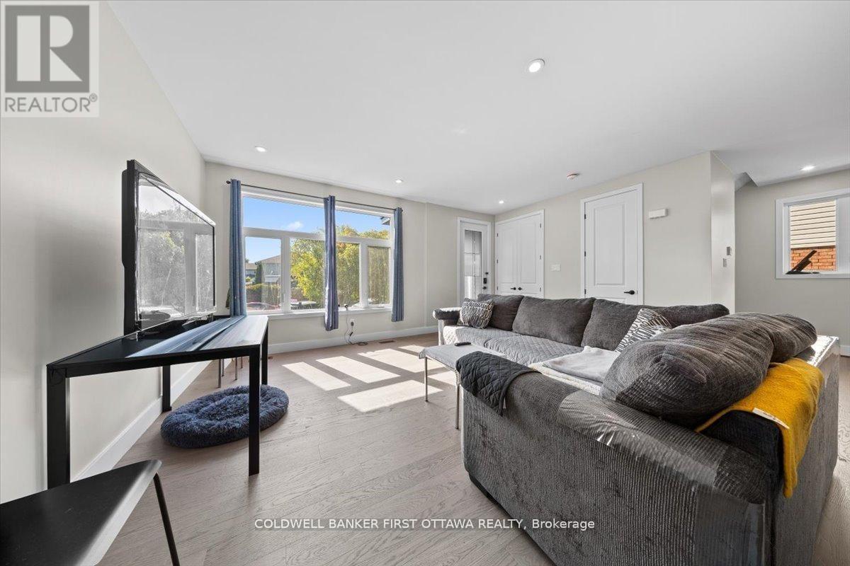 A/B - 22 Inverkip Avenue, Ottawa, ON - Indoor Photo Showing Living Room
