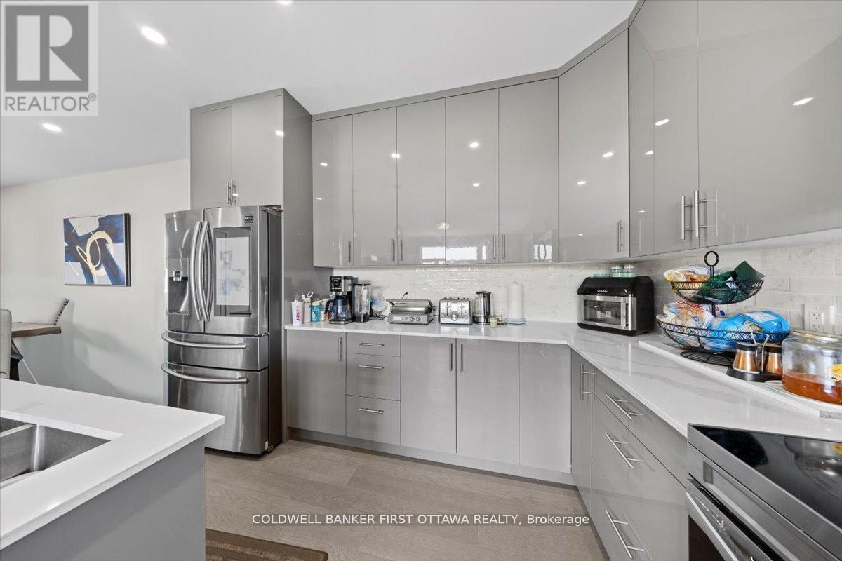 A/B - 22 Inverkip Avenue, Ottawa, ON - Indoor Photo Showing Kitchen With Upgraded Kitchen