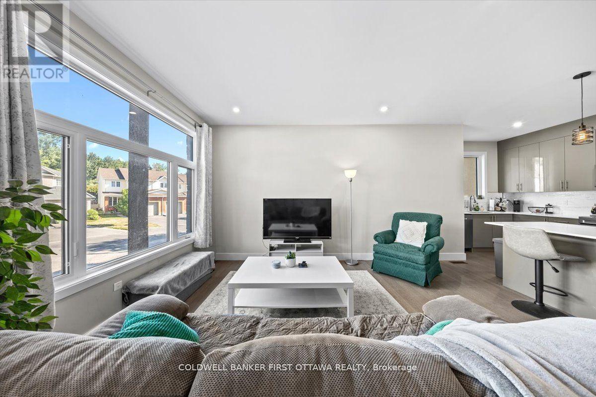 A/B - 22 Inverkip Avenue, Ottawa, ON - Indoor Photo Showing Living Room
