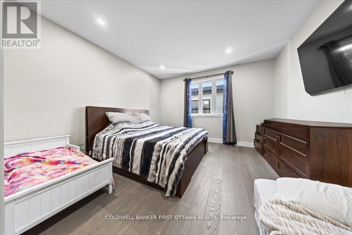 A/B - 22 Inverkip Avenue, Ottawa, ON - Indoor Photo Showing Bedroom