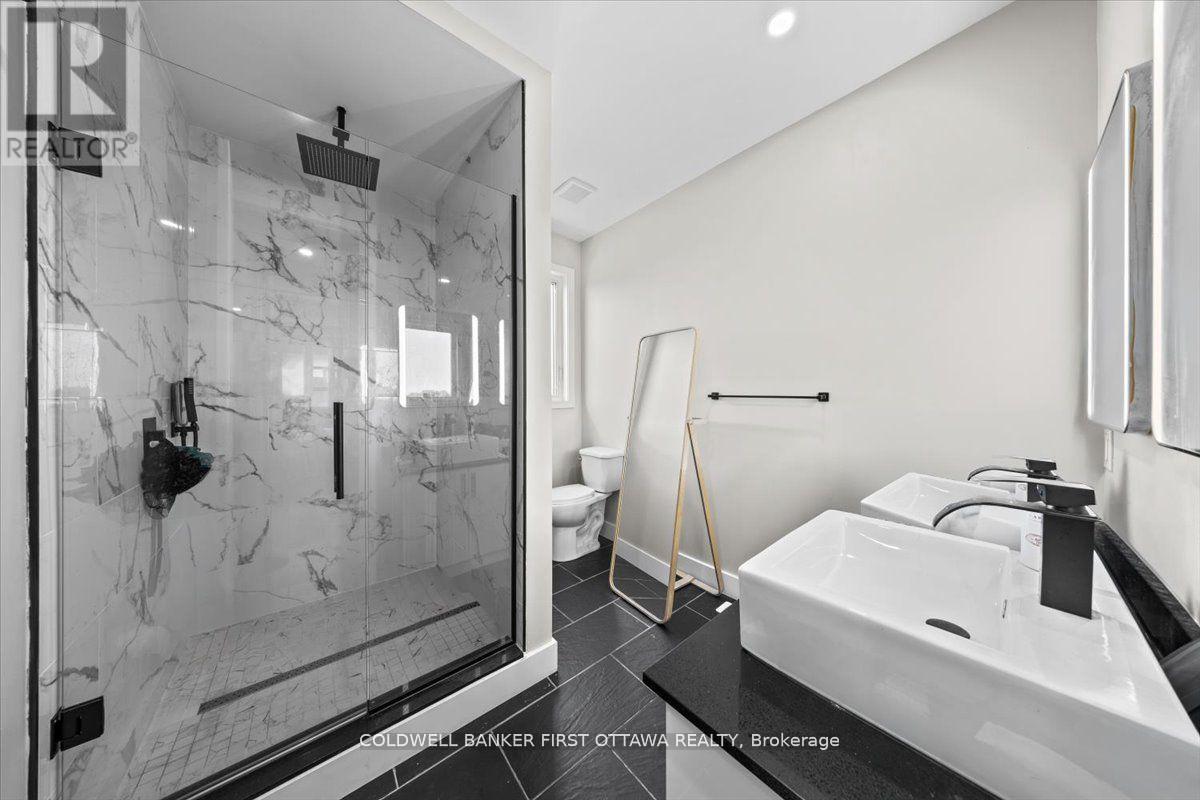 A/B - 22 Inverkip Avenue, Ottawa, ON - Indoor Photo Showing Bathroom