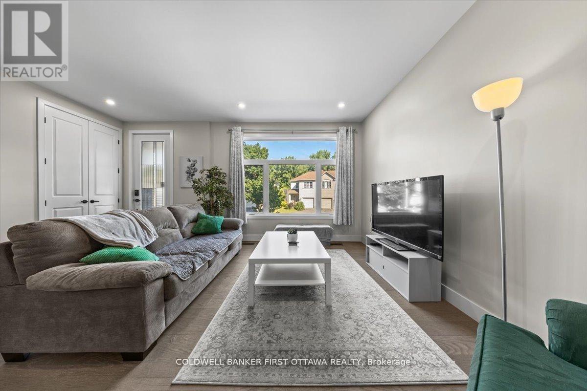 A/B - 22 Inverkip Avenue, Ottawa, ON - Indoor Photo Showing Living Room