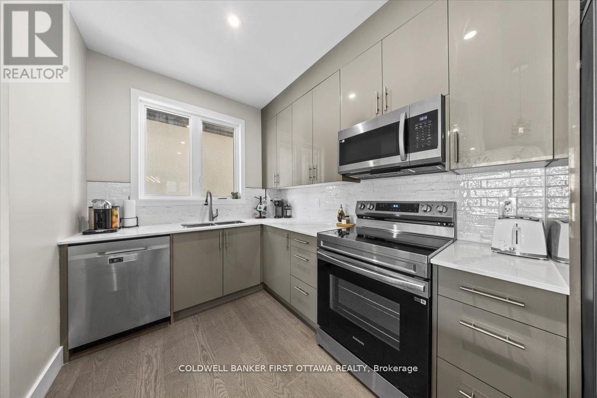 A/B - 22 Inverkip Avenue, Ottawa, ON - Indoor Photo Showing Kitchen With Double Sink With Upgraded Kitchen