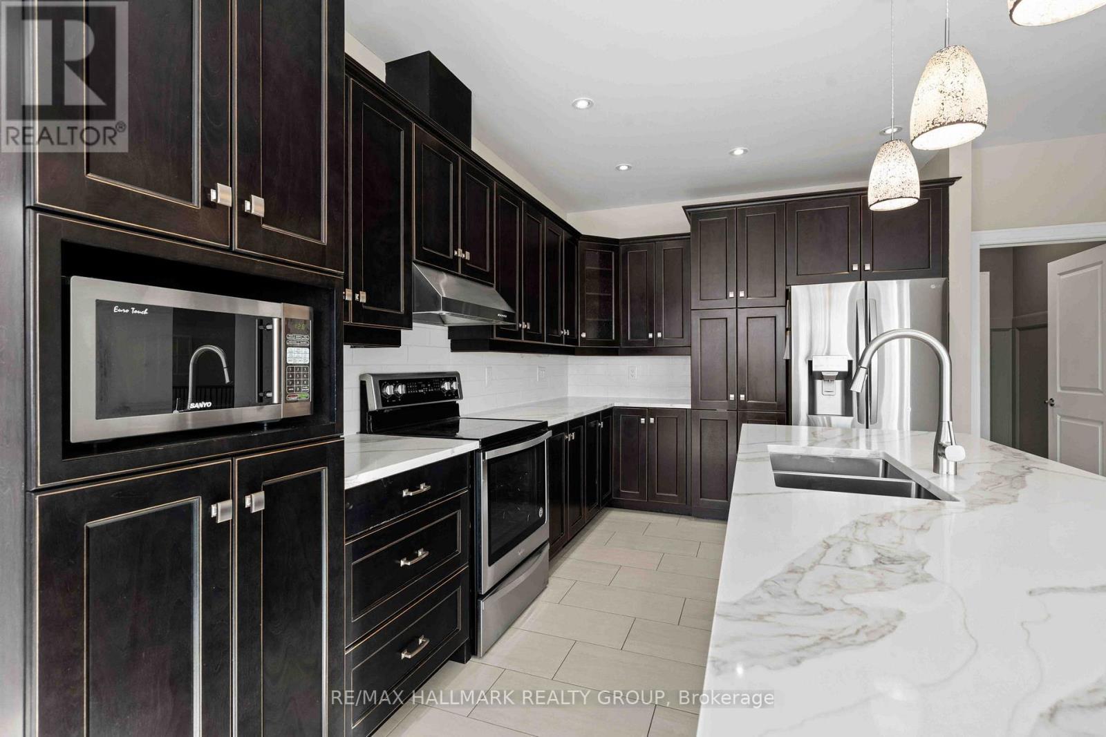 206 Cedarstone Street, Ottawa, ON - Indoor Photo Showing Kitchen With Double Sink With Upgraded Kitchen