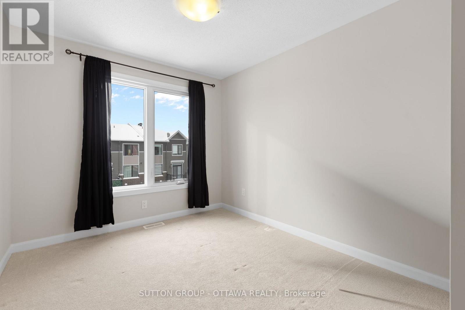 806 Glissade Grove, Ottawa, ON - Indoor Photo Showing Other Room