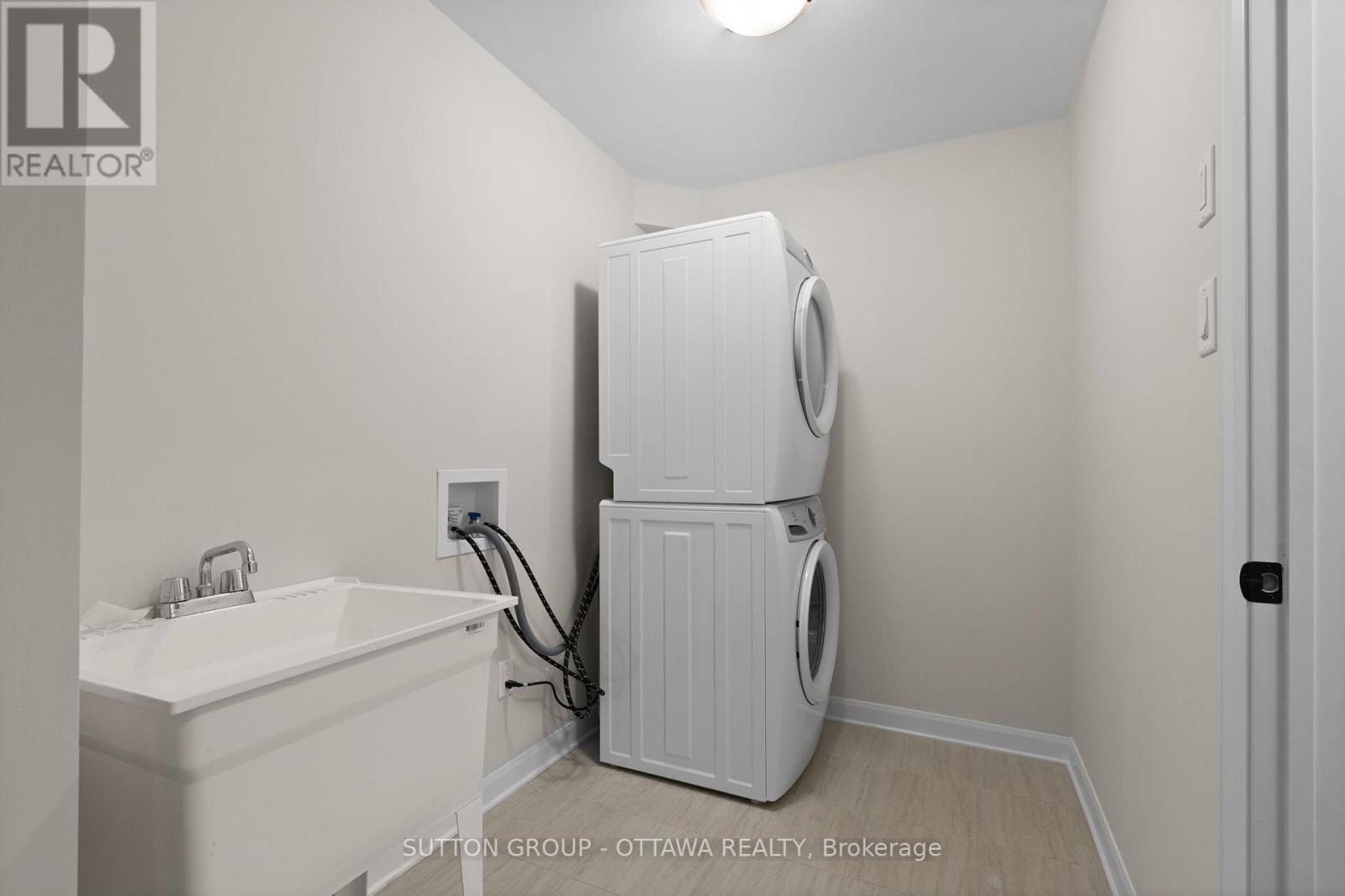 806 Glissade Grove, Ottawa, ON - Indoor Photo Showing Laundry Room