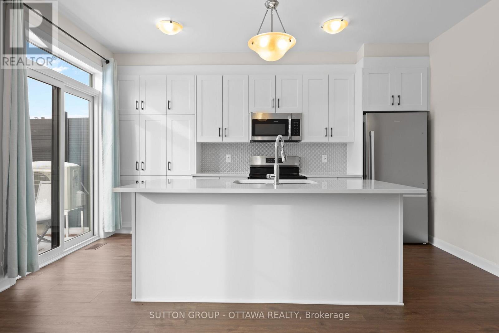 806 Glissade Grove, Ottawa, ON - Indoor Photo Showing Kitchen With Upgraded Kitchen