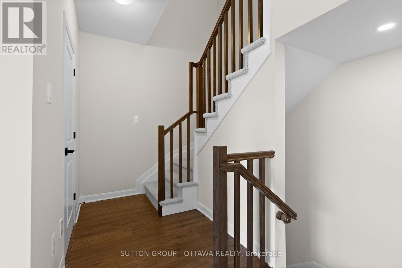 806 Glissade Grove, Ottawa, ON - Indoor Photo Showing Other Room