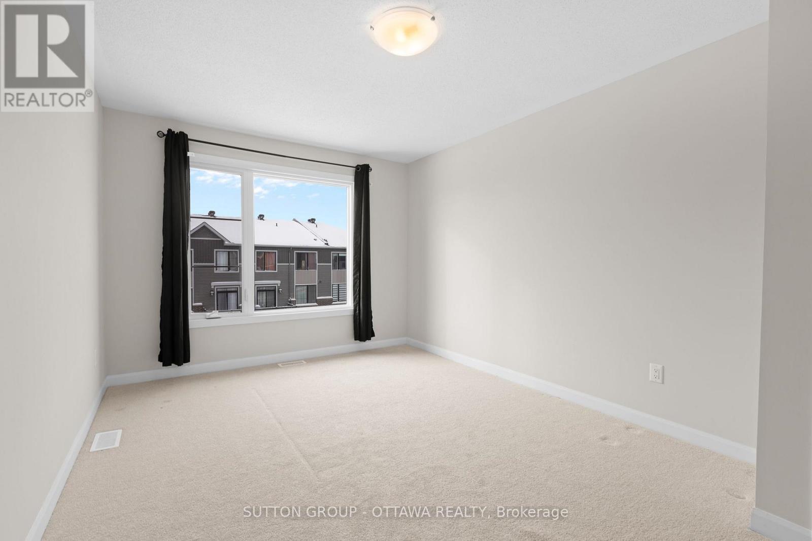 806 Glissade Grove, Ottawa, ON - Indoor Photo Showing Other Room