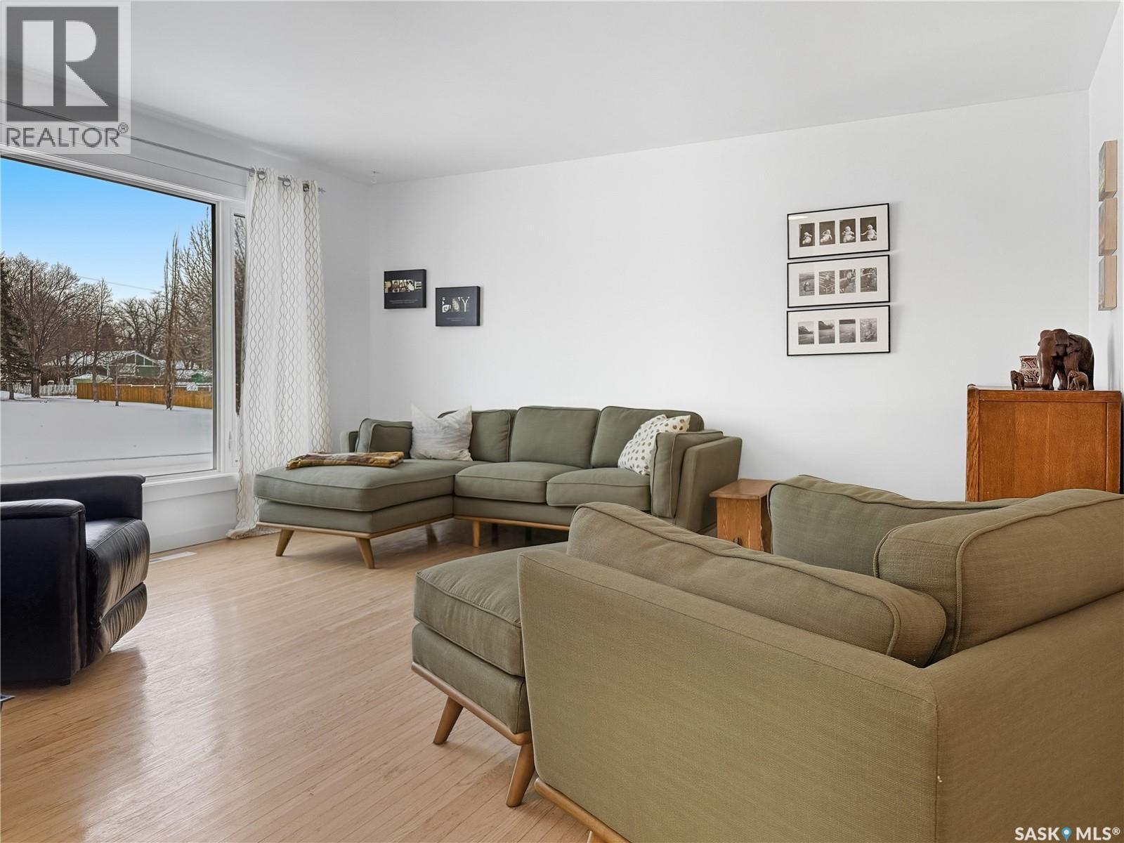 1551 92Nd Street, North Battleford, SK - Indoor Photo Showing Living Room