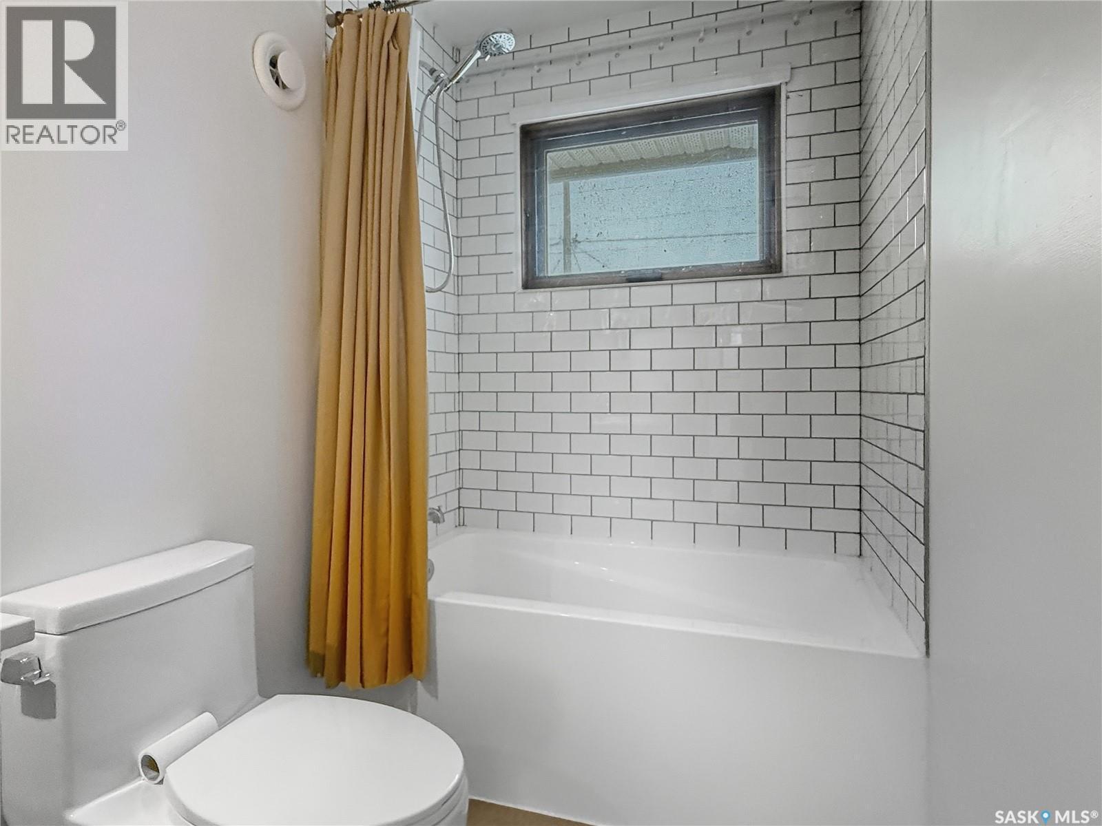 1551 92Nd Street, North Battleford, SK - Indoor Photo Showing Bathroom