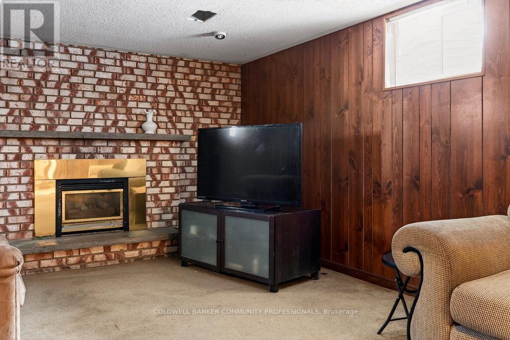 178 Marcella Crescent, Hamilton, ON - Indoor Photo Showing Living Room With Fireplace