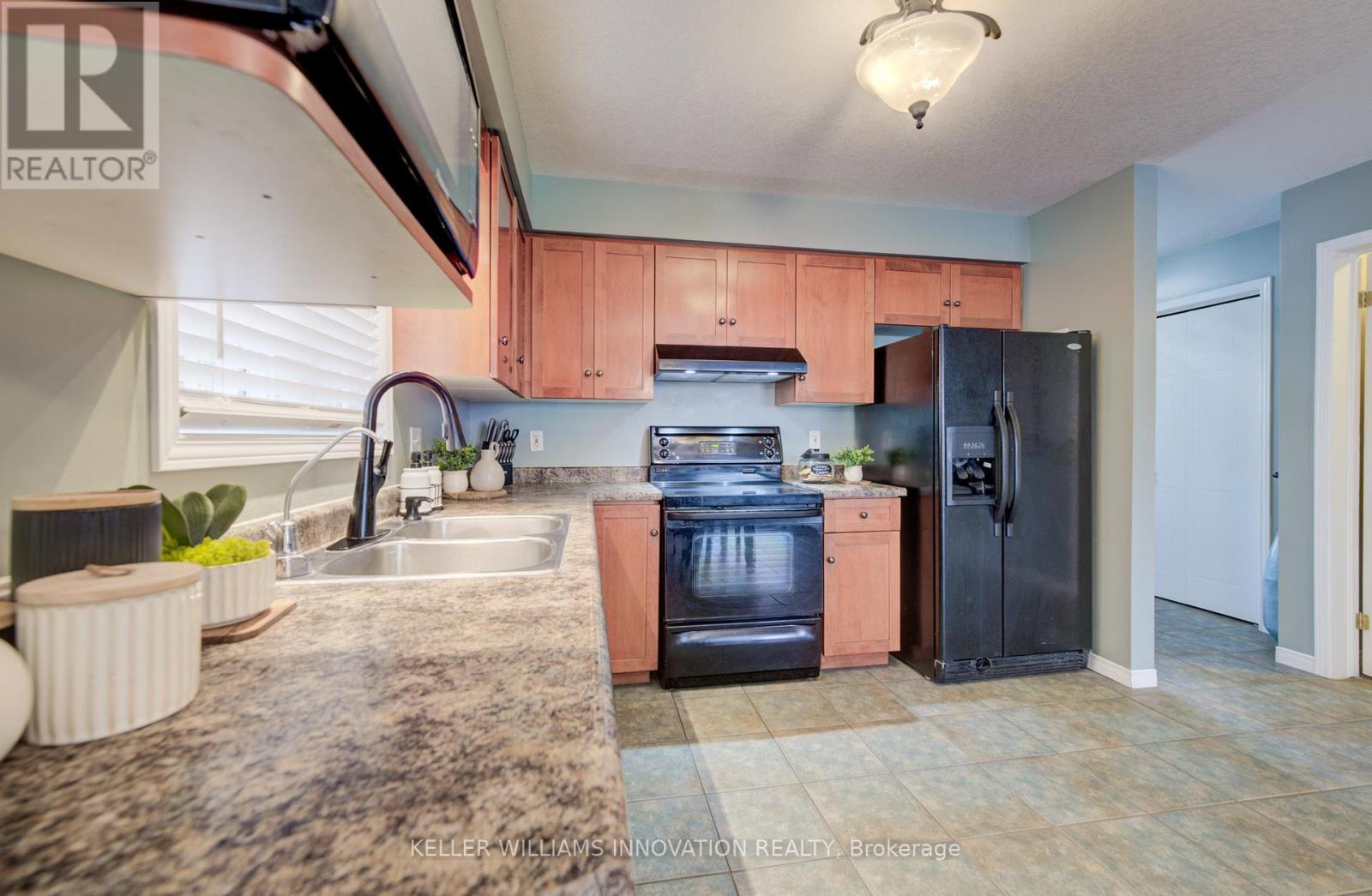 29 Chester Drive, Cambridge, ON - Indoor Photo Showing Kitchen With Double Sink