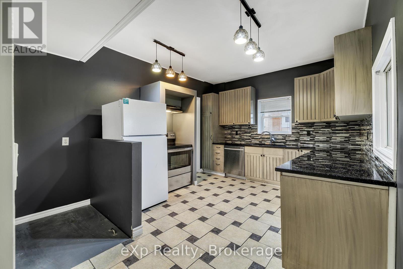 2 - 174 William Street, Brantford, ON - Indoor Photo Showing Kitchen