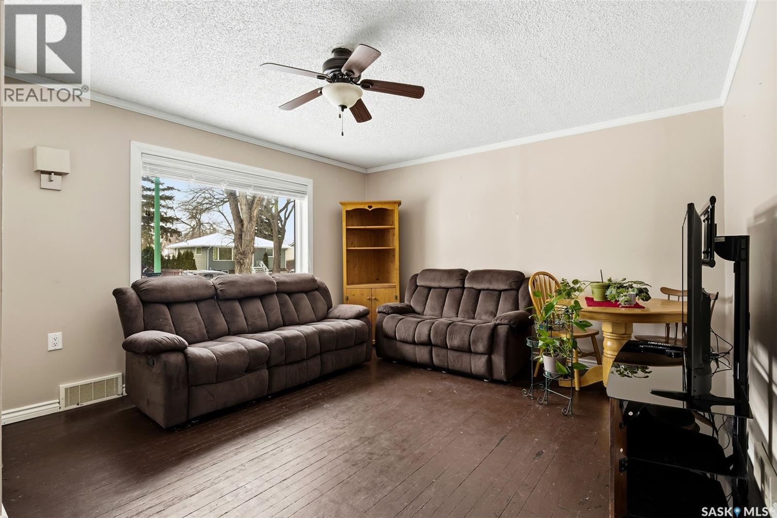 725 Mctavish Street, Regina, SK - Indoor Photo Showing Living Room