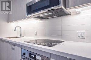 510 - 250 Lawrence Avenue W, Toronto, ON - Indoor Photo Showing Kitchen With Upgraded Kitchen