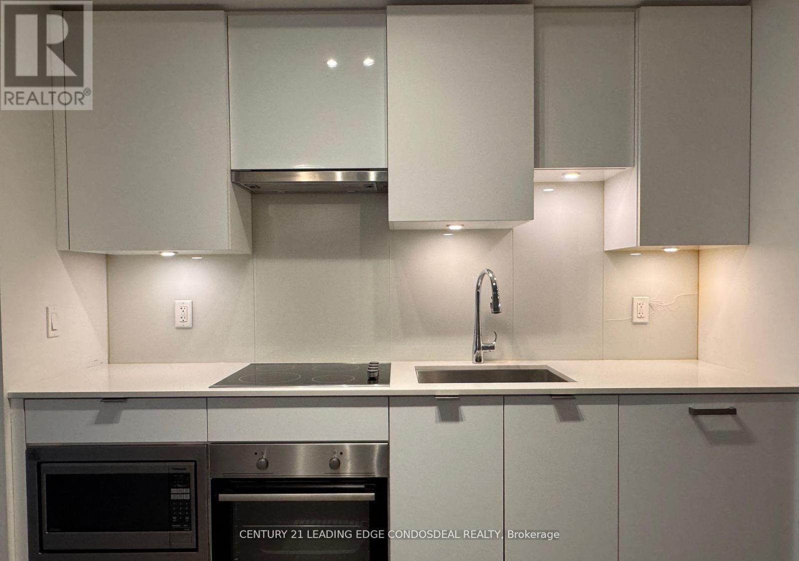 1605 - 99 Broadway Avenue, Toronto, ON - Indoor Photo Showing Kitchen