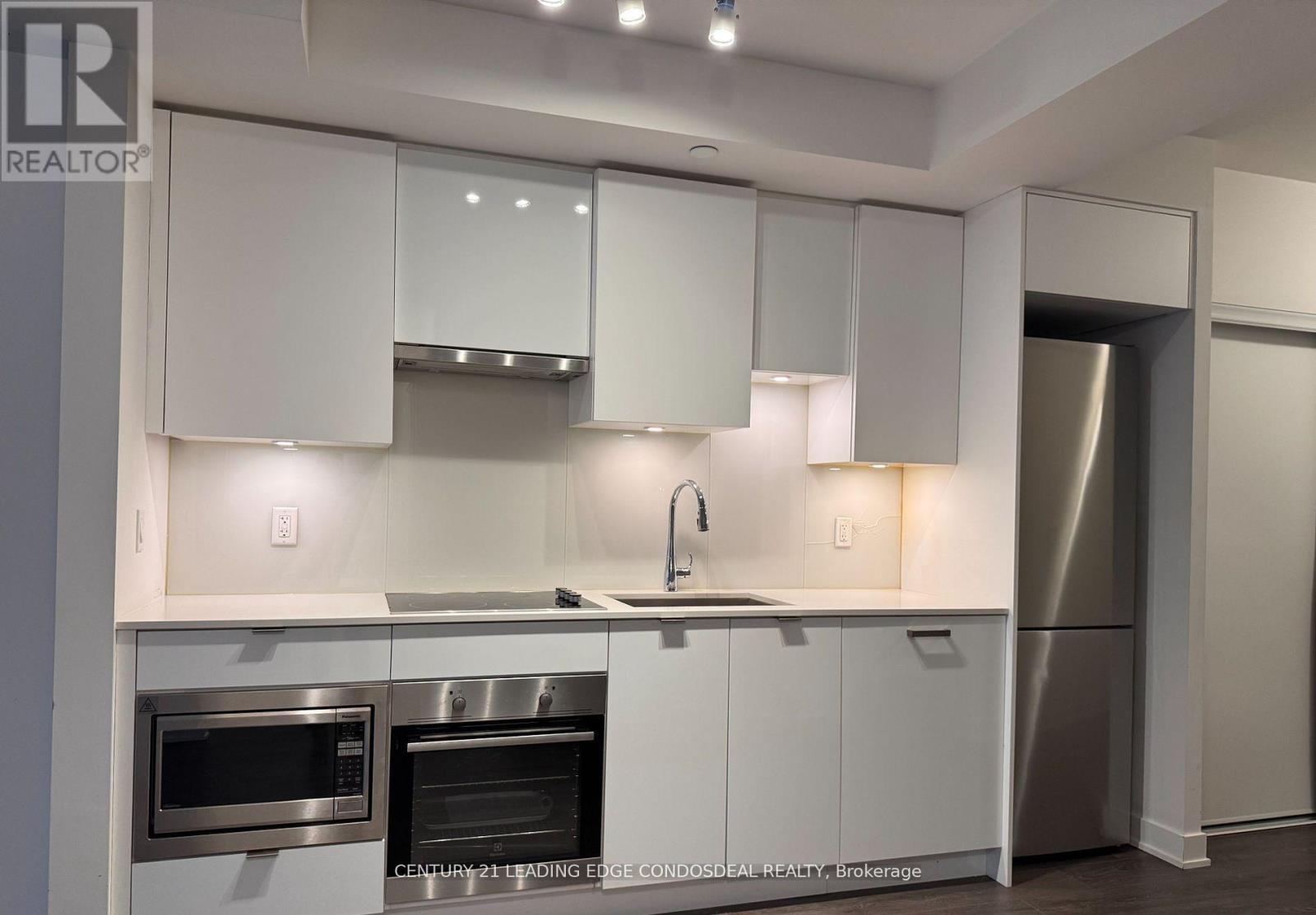 1605 - 99 Broadway Avenue, Toronto, ON - Indoor Photo Showing Kitchen With Upgraded Kitchen