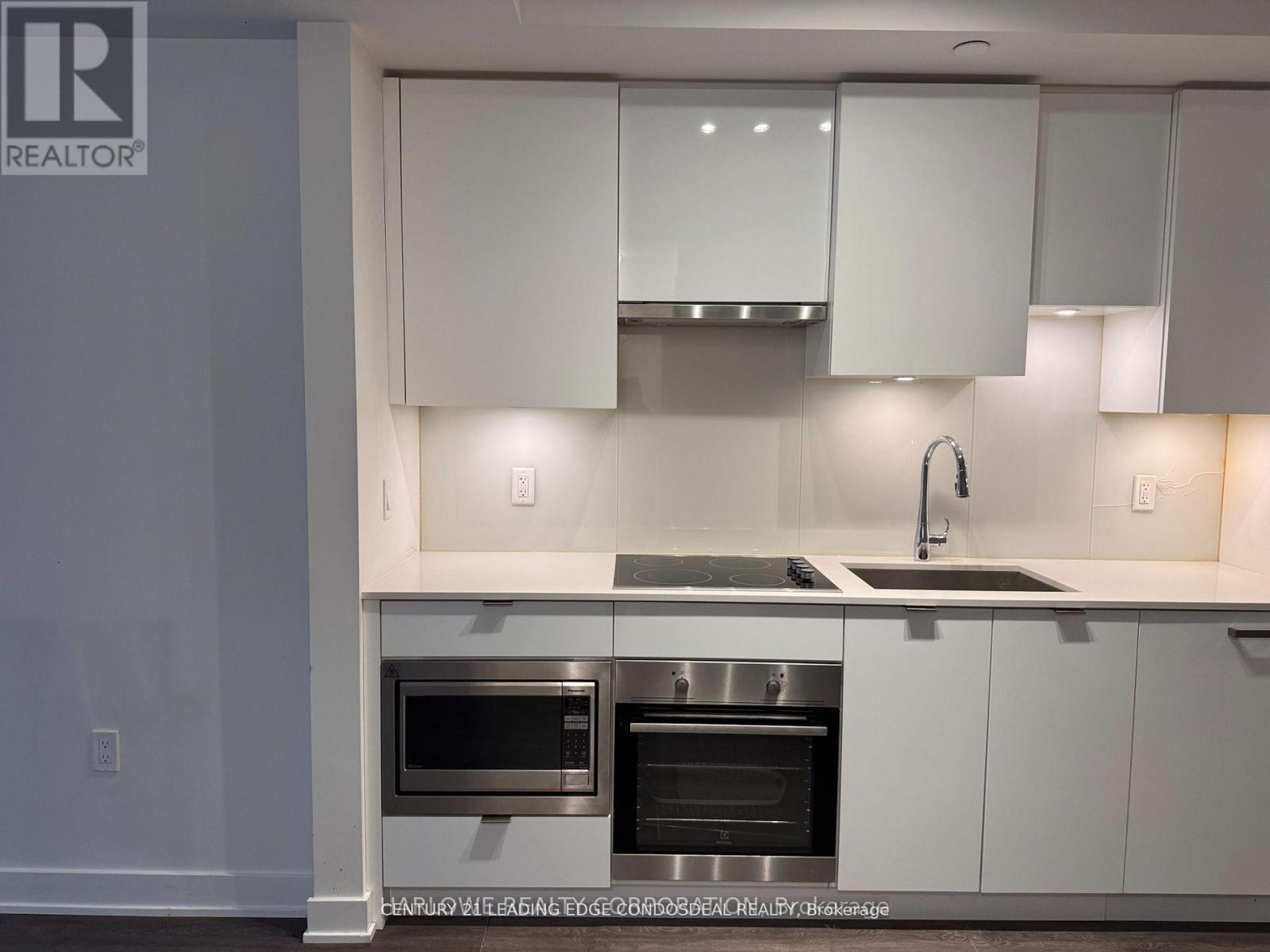 1605 - 99 Broadway Avenue, Toronto, ON - Indoor Photo Showing Kitchen With Upgraded Kitchen