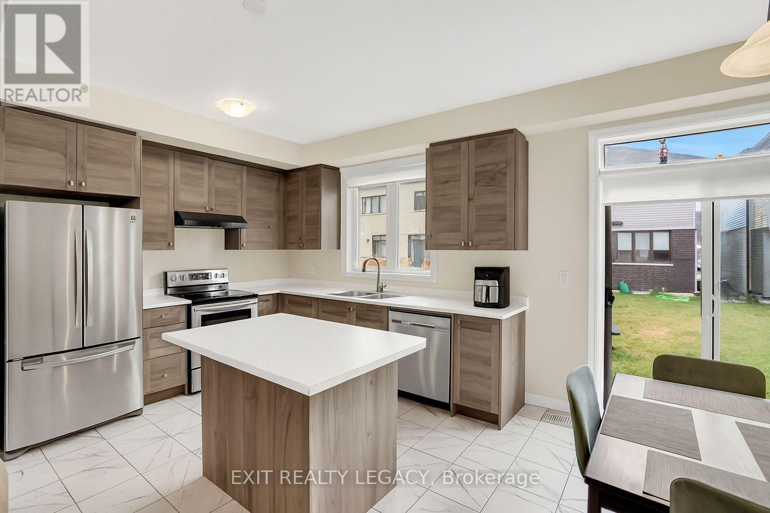 15 Sunhaven Lane, Thorold, ON - Indoor Photo Showing Kitchen With Double Sink