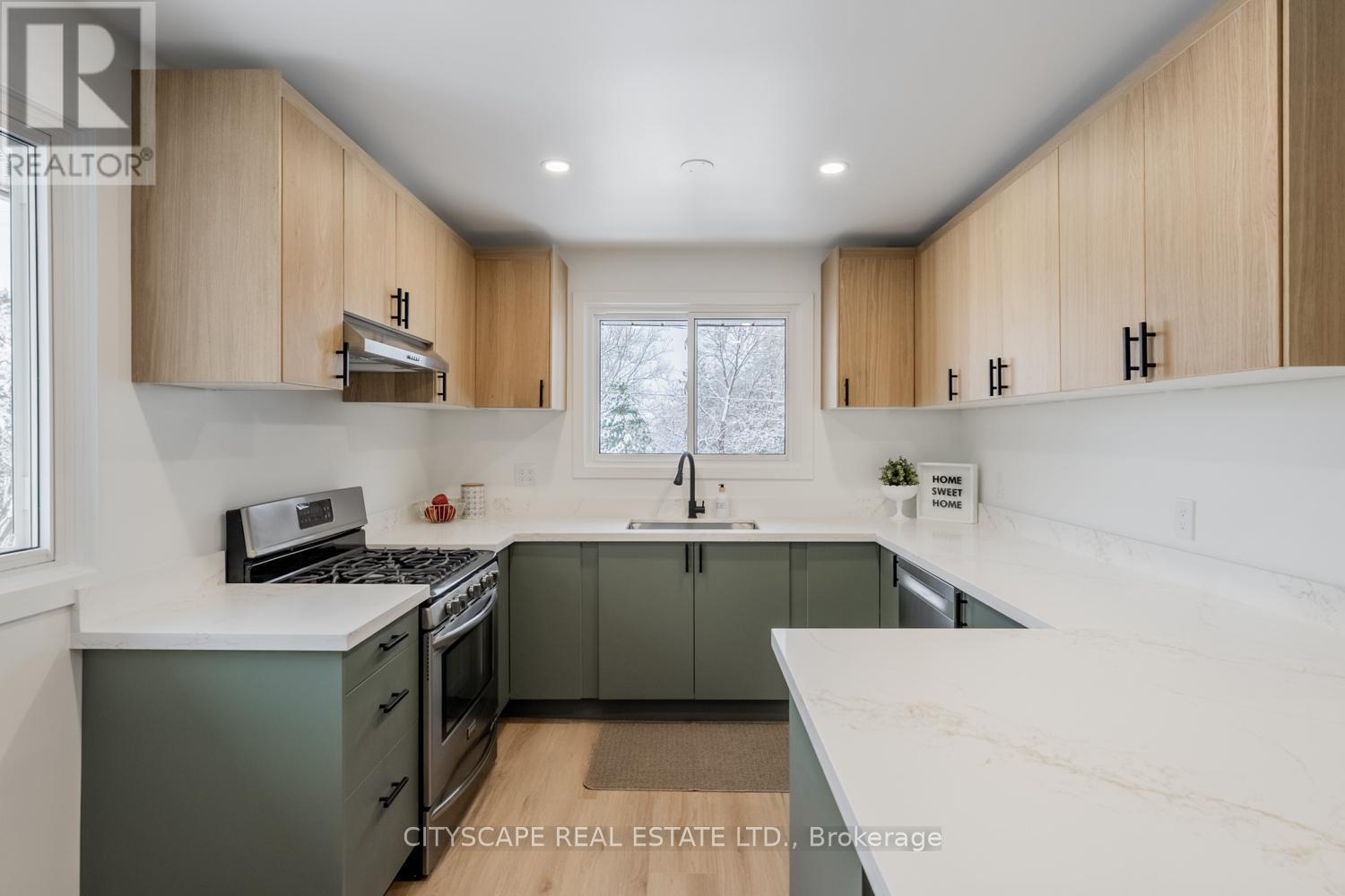 79 Henry Street, Cambridge, ON - Indoor Photo Showing Kitchen With Upgraded Kitchen