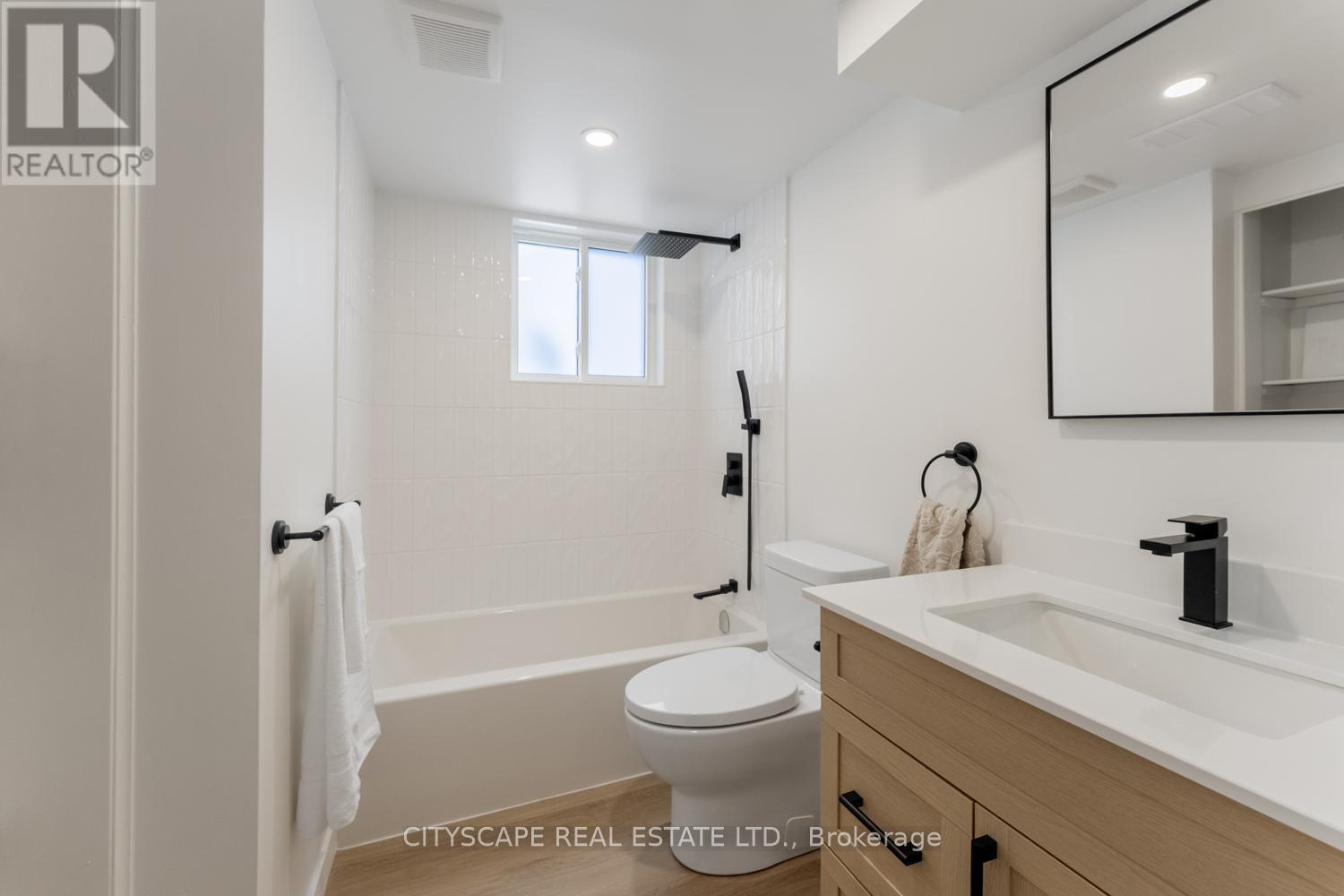 79 Henry Street, Cambridge, ON - Indoor Photo Showing Bathroom