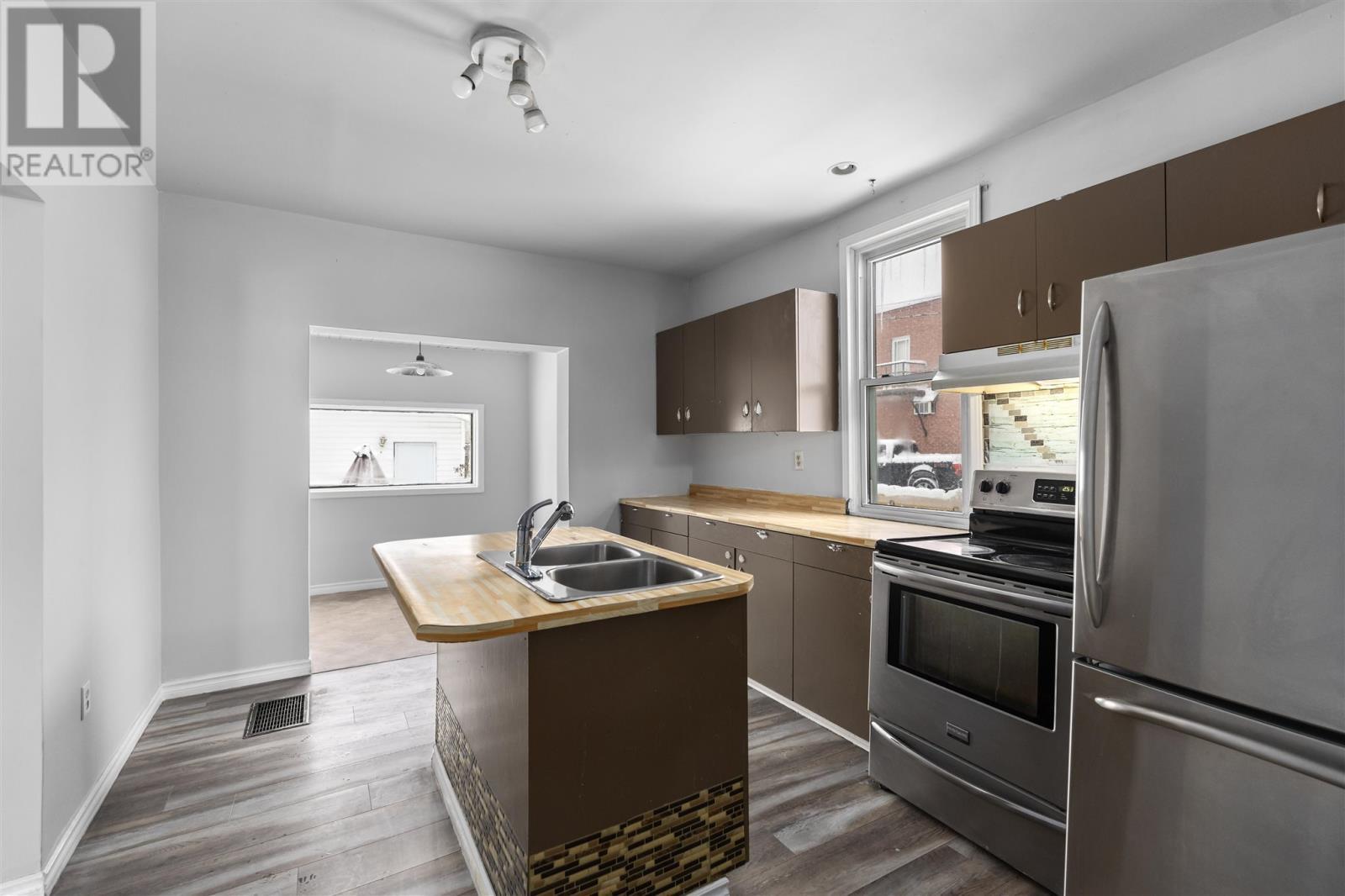 32 Cathcart St, Sault Ste. Marie, ON - Indoor Photo Showing Kitchen With Double Sink