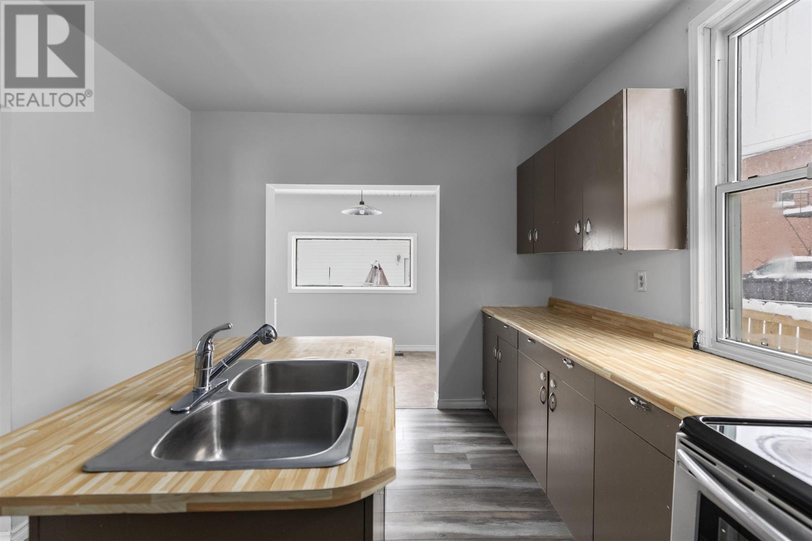 32 Cathcart St, Sault Ste. Marie, ON - Indoor Photo Showing Kitchen With Double Sink