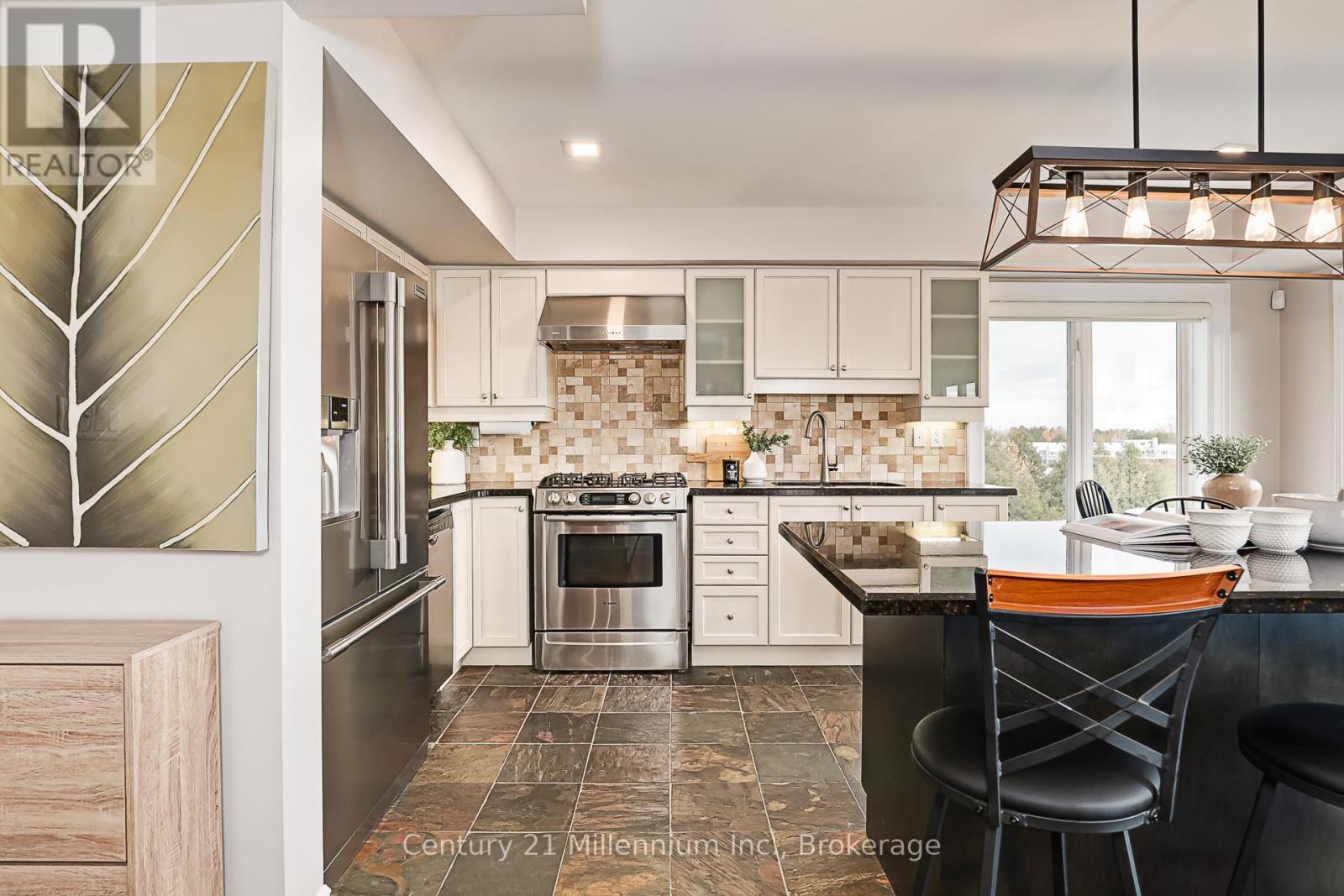 201 - 6 Joseph Trail, Collingwood, ON - Indoor Photo Showing Kitchen With Upgraded Kitchen