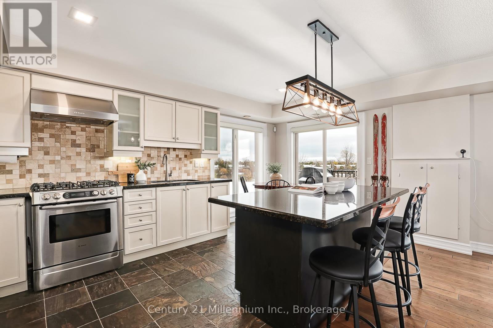 201 - 6 Joseph Trail, Collingwood, ON - Indoor Photo Showing Kitchen With Upgraded Kitchen