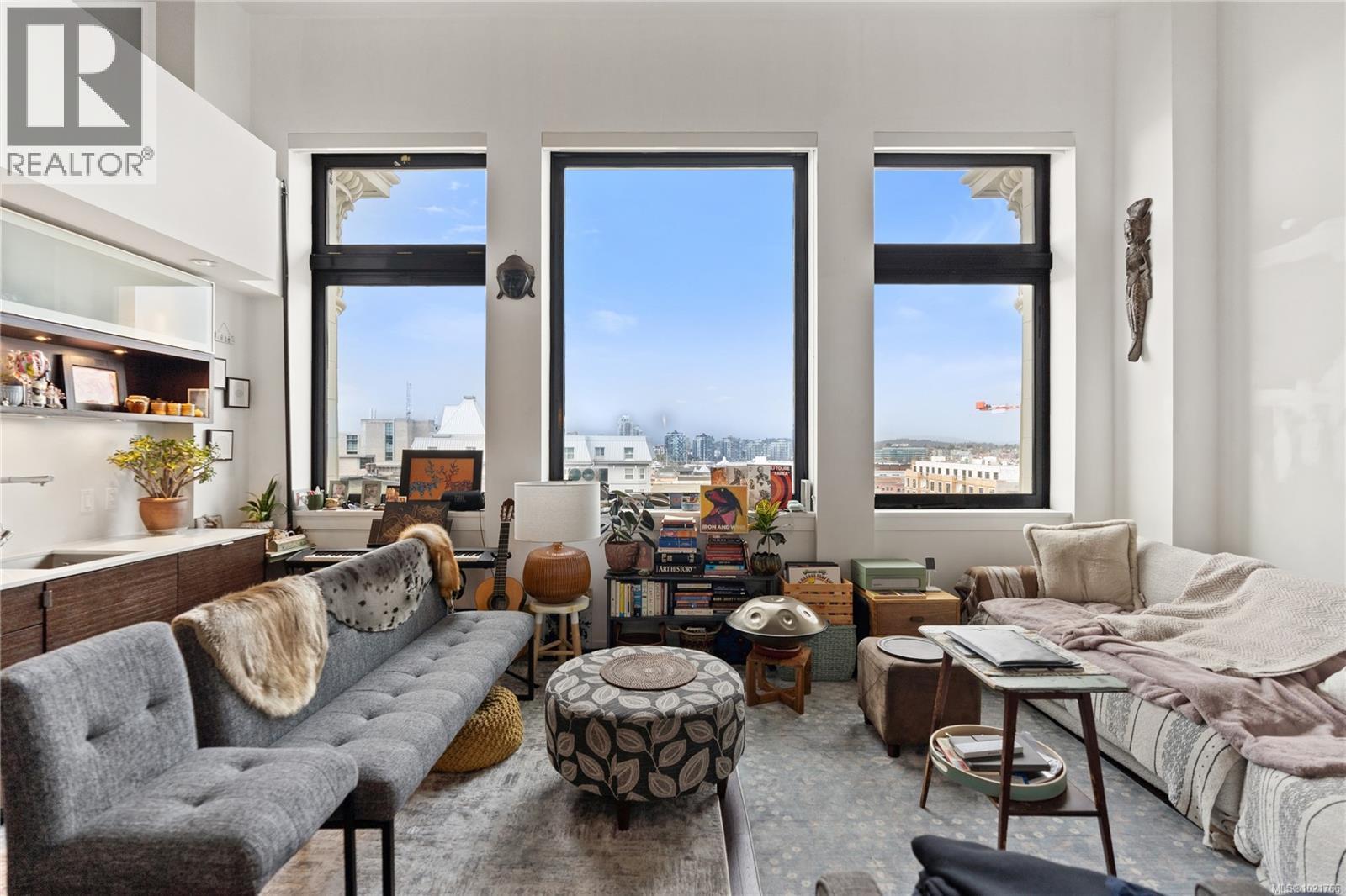 416 770 Fisgard St, Victoria, BC - Indoor Photo Showing Living Room