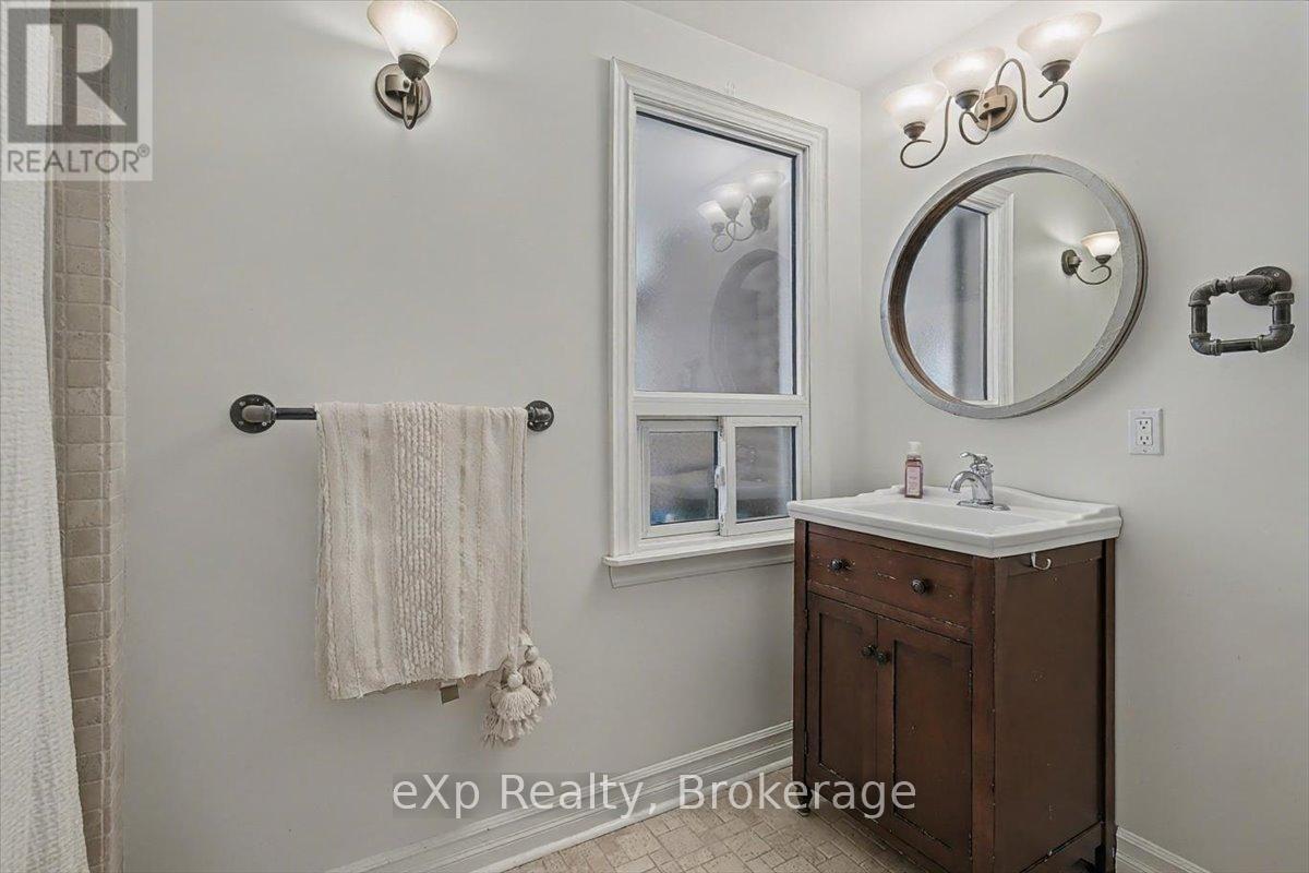 7922 Hwy 7 Highway, Guelph/Eramosa, ON - Indoor Photo Showing Bathroom