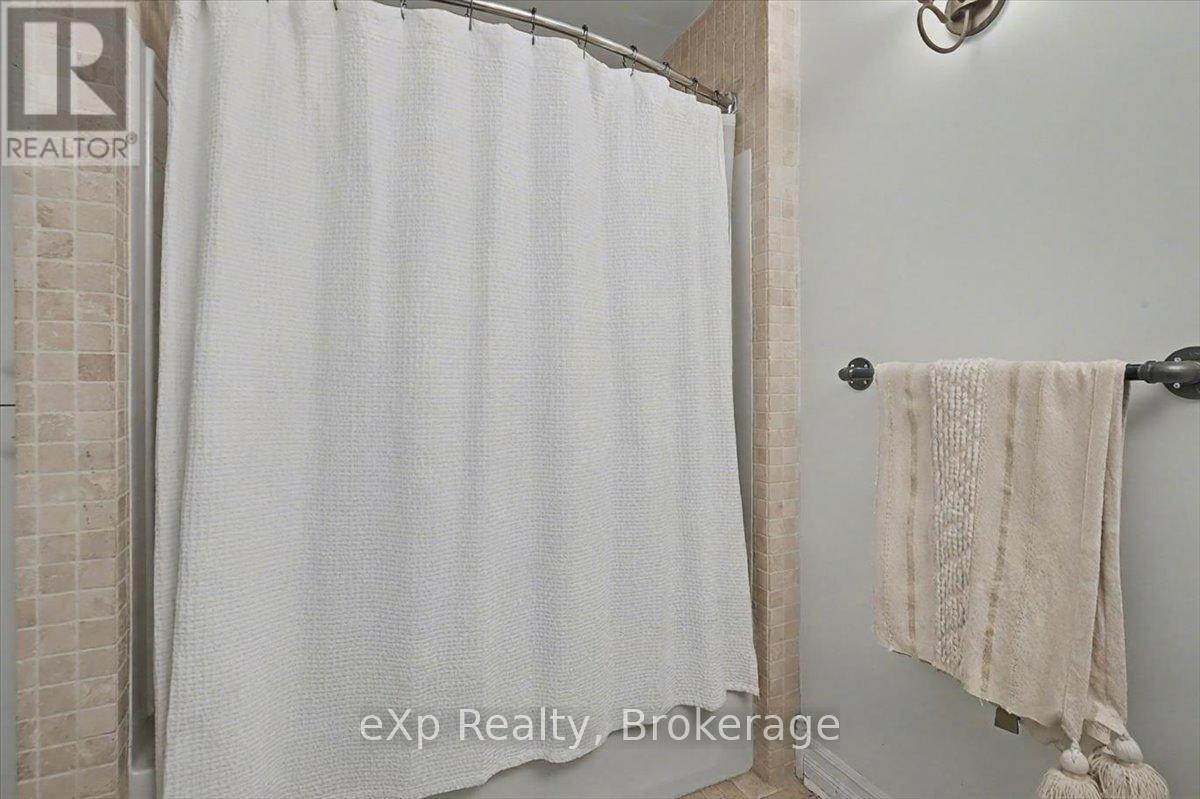 7922 Hwy 7 Highway, Guelph/Eramosa, ON - Indoor Photo Showing Bathroom