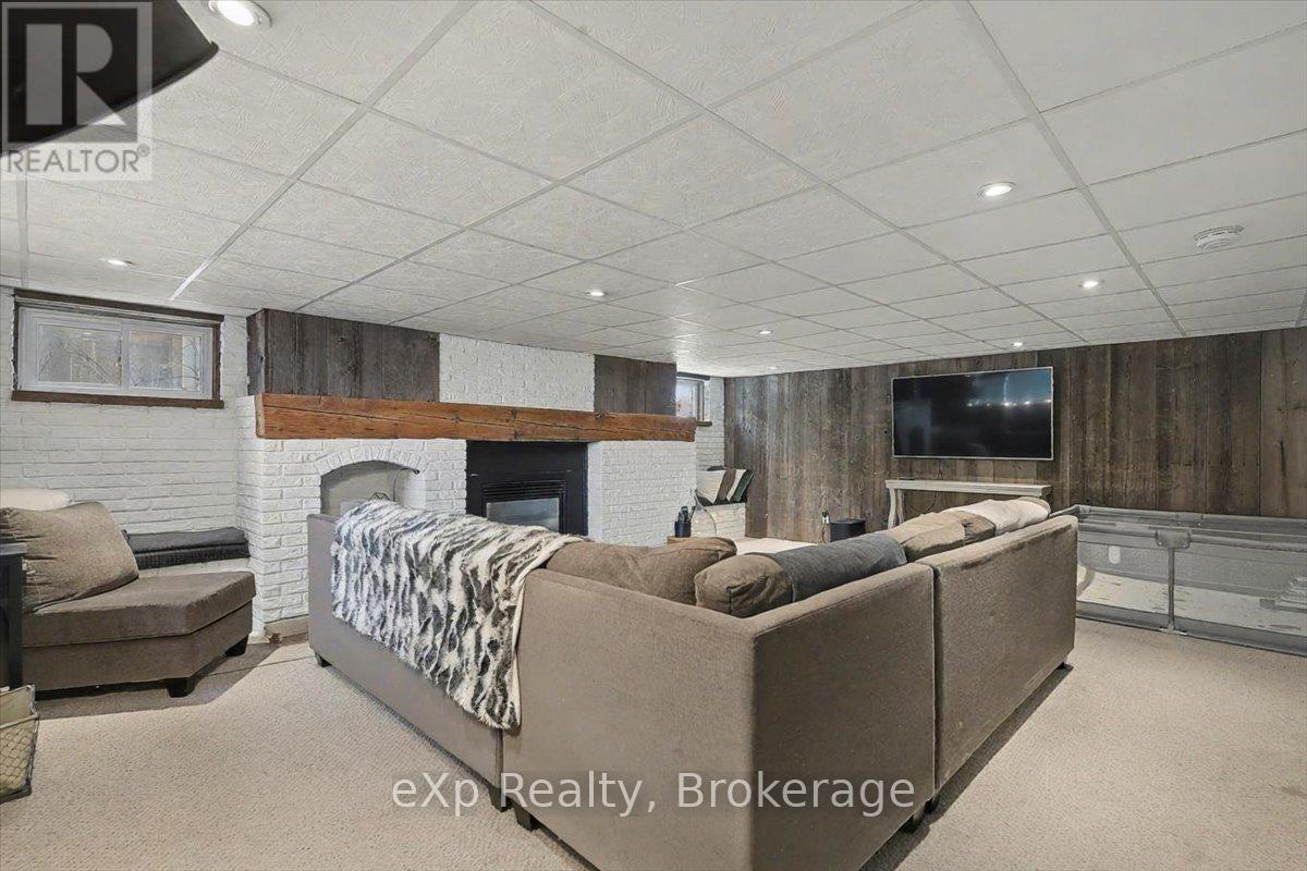 7922 Hwy 7 Highway, Guelph/Eramosa, ON - Indoor With Fireplace