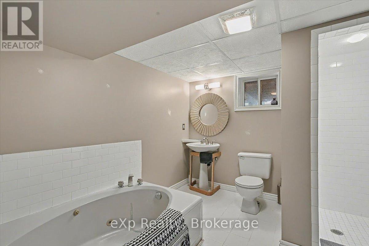7922 Hwy 7 Highway, Guelph/Eramosa, ON - Indoor Photo Showing Bathroom
