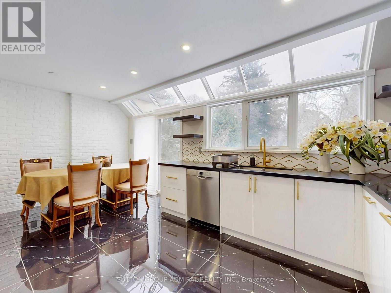 95 Caines (Main And Second Floor) Avenue, Toronto, ON - Indoor Photo Showing Kitchen With Upgraded Kitchen