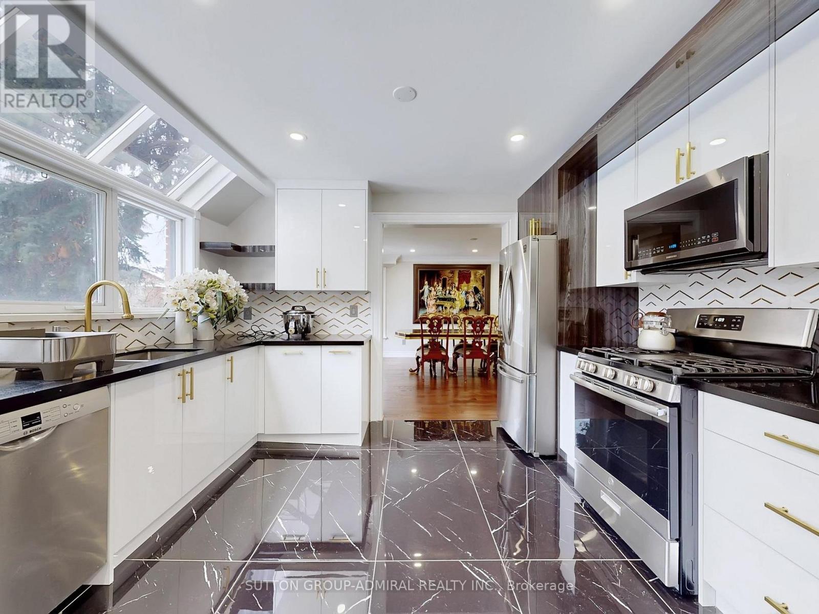 95 Caines (Main And Second Floor) Avenue, Toronto, ON - Indoor Photo Showing Kitchen With Upgraded Kitchen