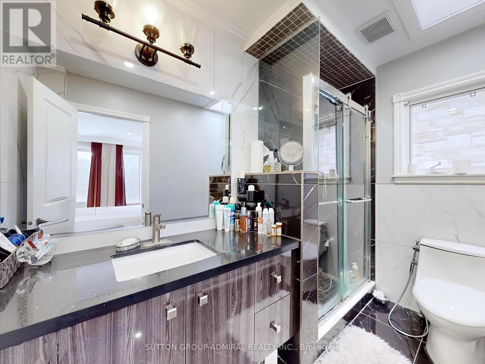 95 Caines (Main And Second Floor) Avenue, Toronto, ON - Indoor Photo Showing Bathroom