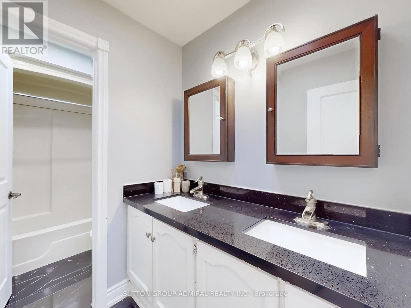 95 Caines (Main And Second Floor) Avenue, Toronto, ON - Indoor Photo Showing Bathroom