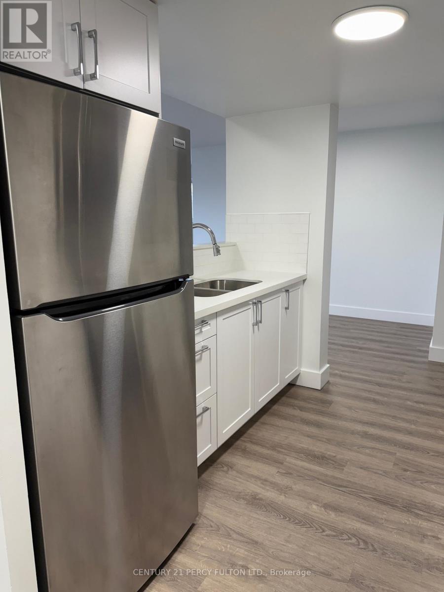 302 - 19 Regency Crescent, Whitby, ON - Indoor Photo Showing Kitchen