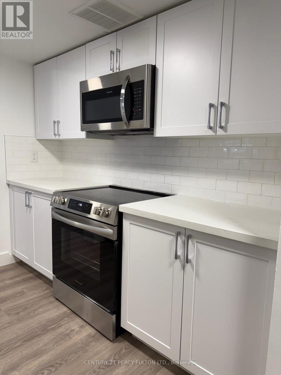 302 - 19 Regency Crescent, Whitby, ON - Indoor Photo Showing Kitchen