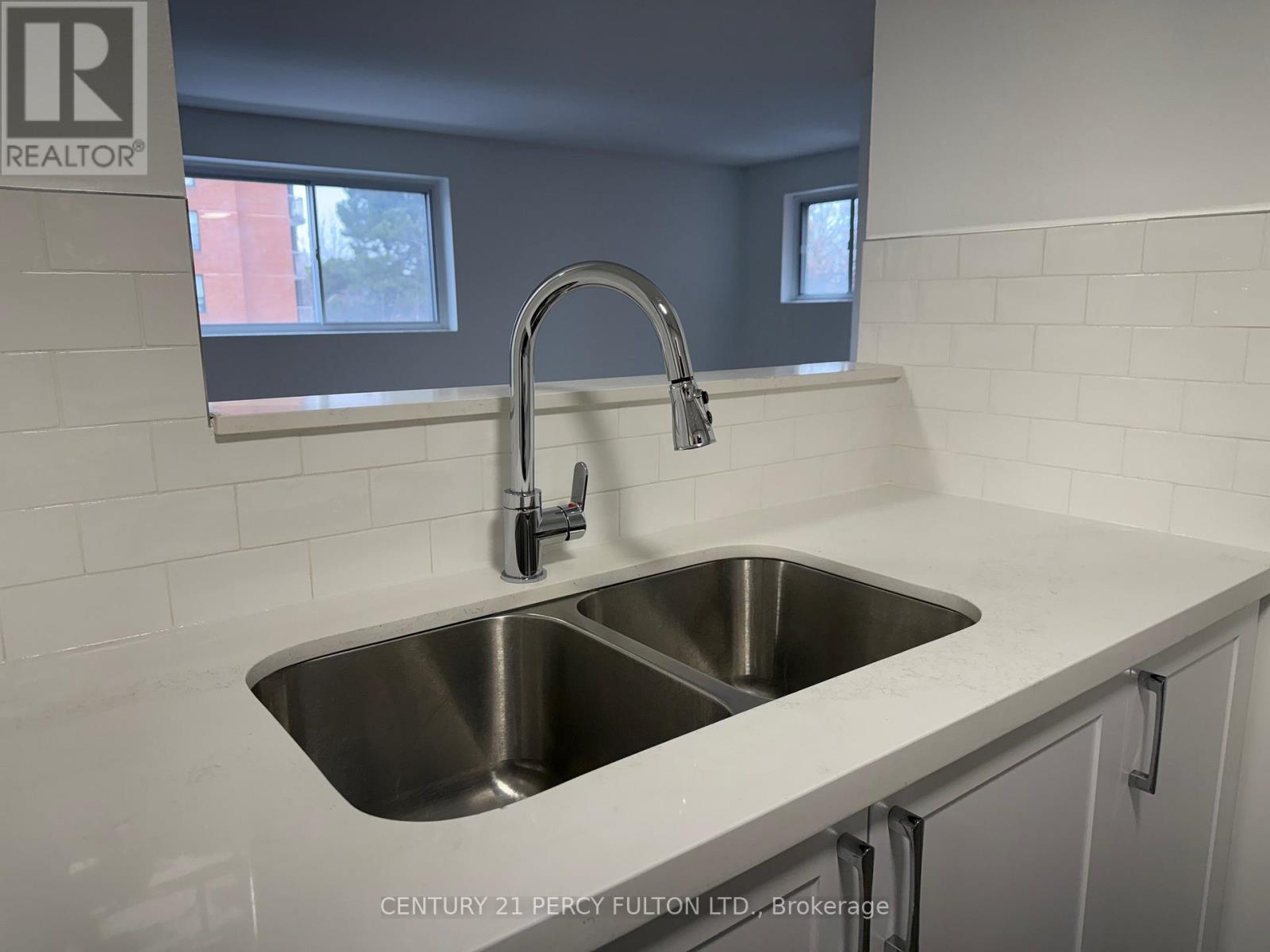 302 - 19 Regency Crescent, Whitby, ON - Indoor Photo Showing Kitchen With Double Sink