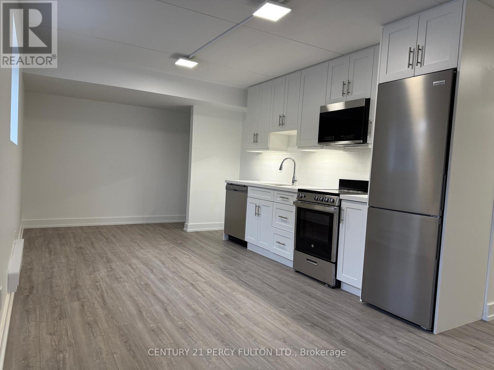 102 - 19 Regency Crescent, Whitby, ON - Indoor Photo Showing Kitchen