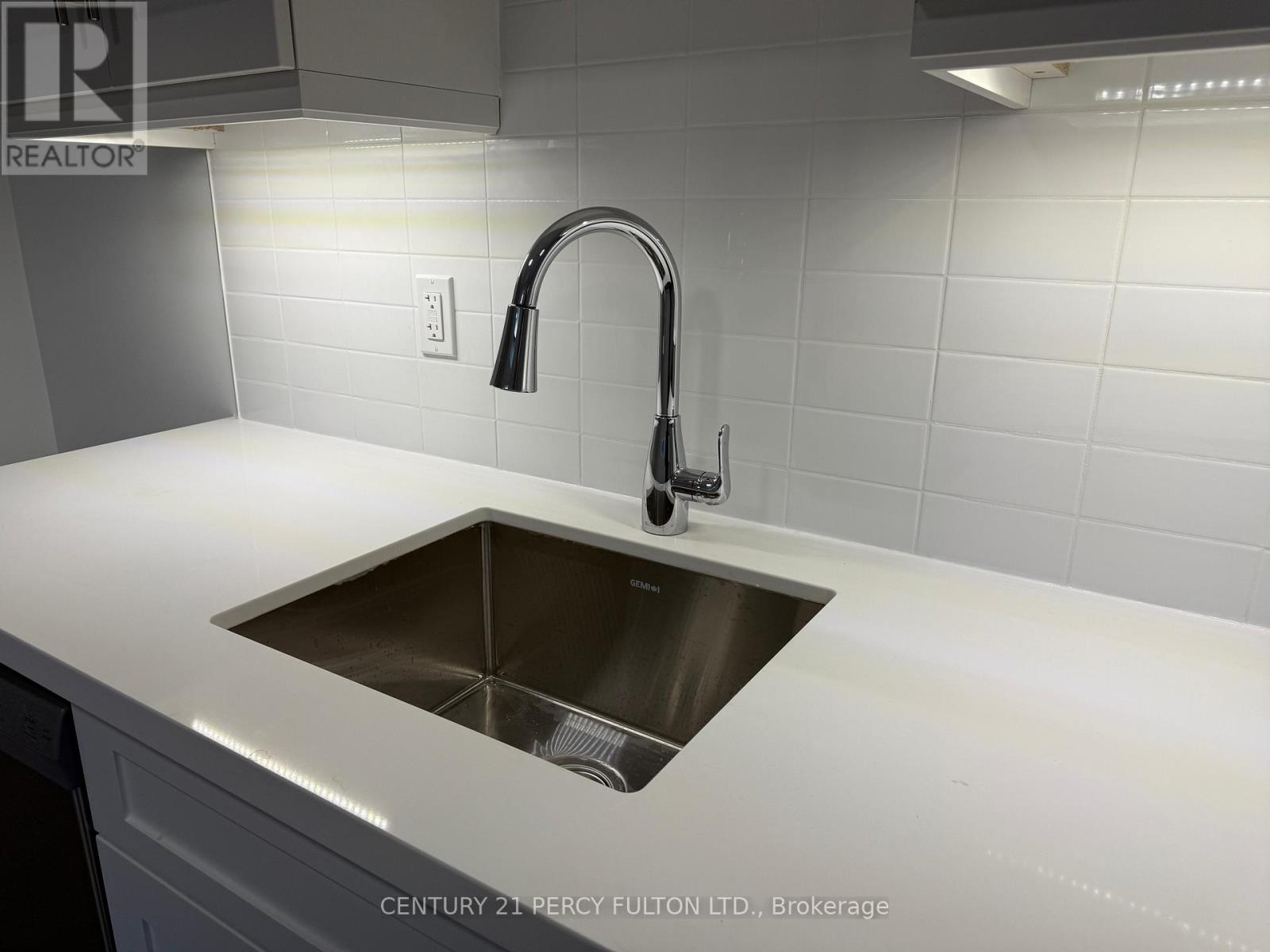 102 - 19 Regency Crescent, Whitby, ON - Indoor Photo Showing Kitchen