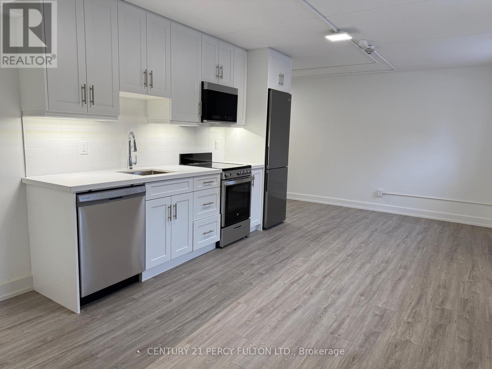 102 - 19 Regency Crescent, Whitby, ON - Indoor Photo Showing Kitchen