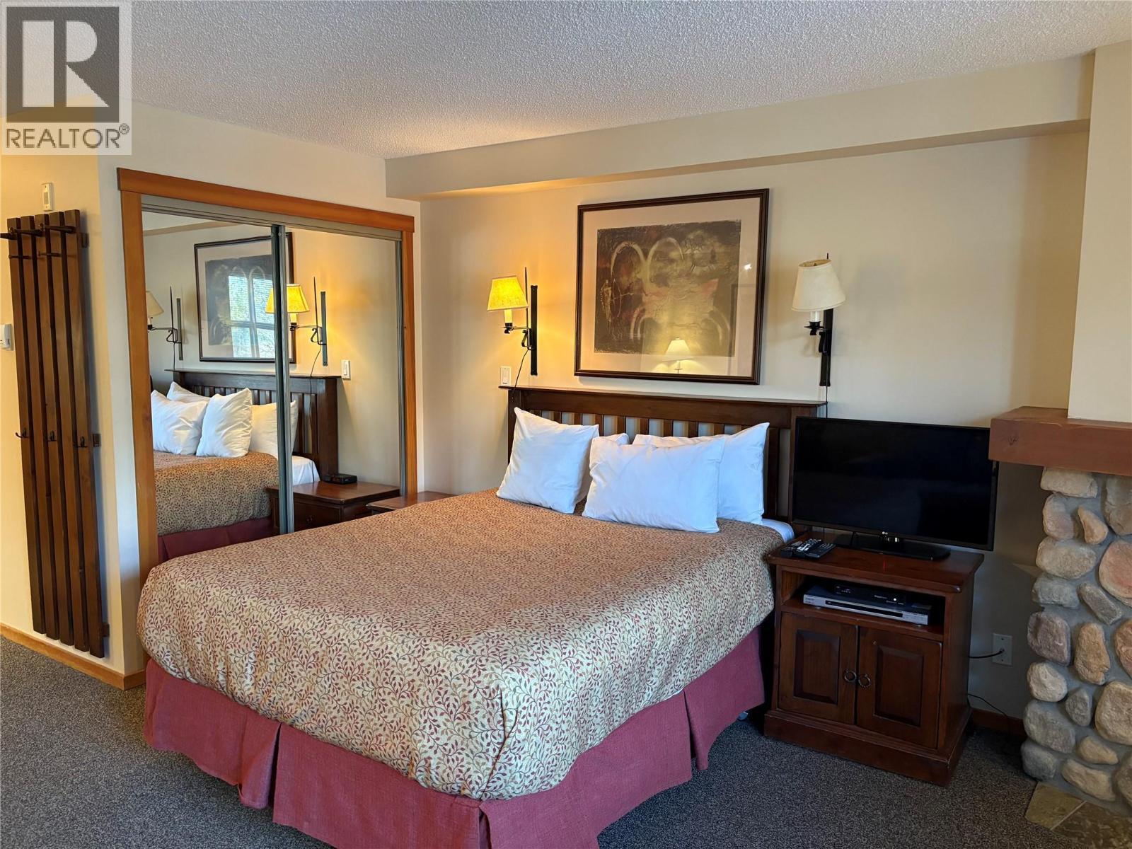 2050 Summit Drive Unit# 210, Panorama, BC - Indoor Photo Showing Bedroom