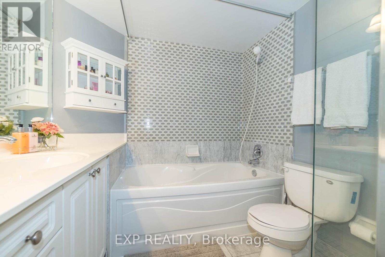 220 - 80 Harrison Garden Boulevard, Toronto, ON - Indoor Photo Showing Bathroom