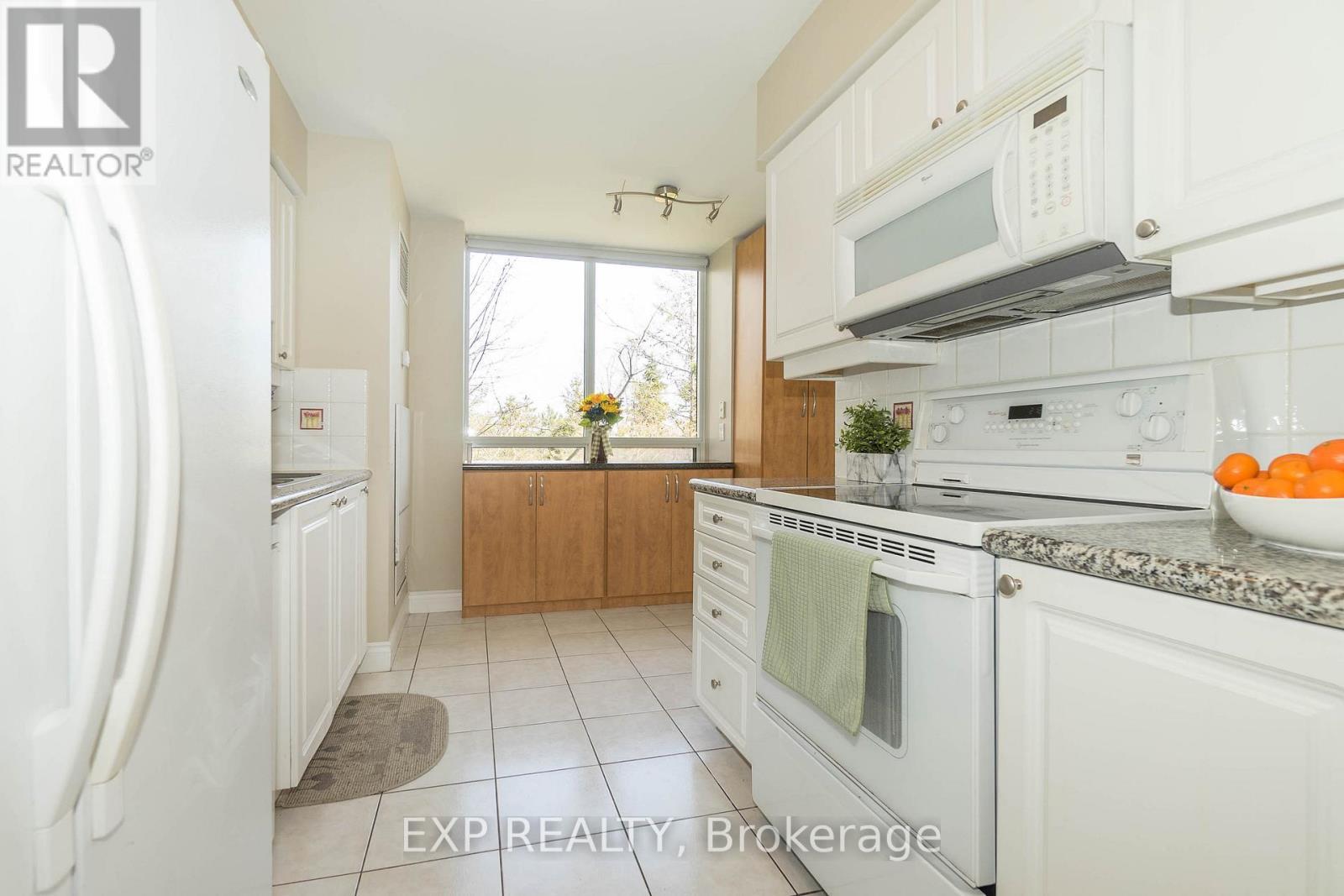 220 - 80 Harrison Garden Boulevard, Toronto, ON - Indoor Photo Showing Kitchen